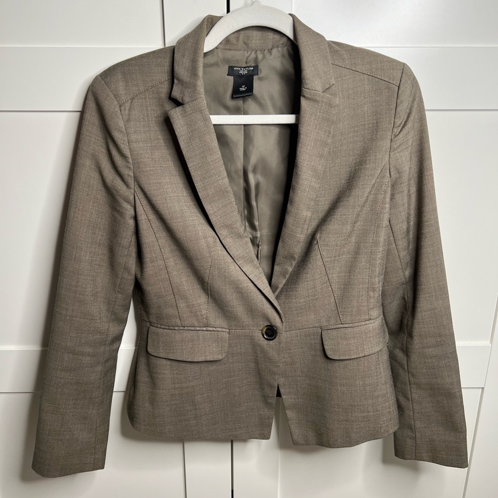 Anne Taylor brown suit jacket in the size 4 petite with 3/4 sleeves